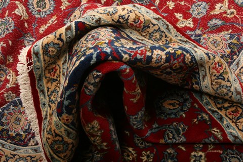 Isfahan Red Hand Knotted 83 X 118 Area Rug 100-21470 Image 5