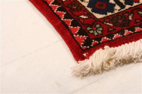 Abadeh Red Hand Knotted 35 X 51 Area Rug 100-22087 Image 10