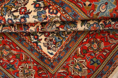 Sarouk Red Hand Knotted 65 X 67 Area Rug 100-22555 Image 3
