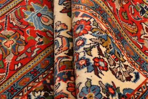 Sarouk Red Hand Knotted 65 X 67 Area Rug 100-22555 Image 4