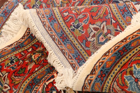 Sarouk Red Hand Knotted 65 X 67 Area Rug 100-22555 Image 5