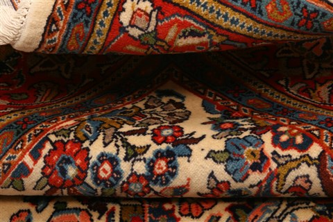 Sarouk Red Hand Knotted 65 X 67 Area Rug 100-22555 Image 6