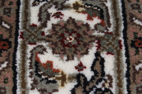 Tabriz Beige Runner Hand Knotted 29 X 123 Area Rug 250-22566 Image 3