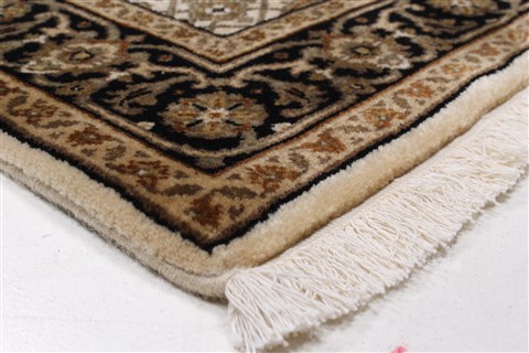 Semnan Beige Runner Hand Knotted 28 X 98 Area Rug 250-22918 Image 5