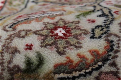 Kashmir Red Round Hand Knotted 51 X 51 Area Rug 250-23415 Image 9