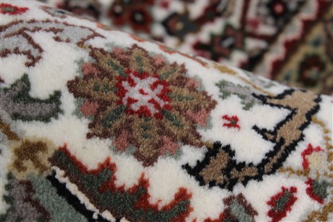 Tabriz Beige Round Hand Knotted 51 X 51 Area Rug 250-23425 Image 6
