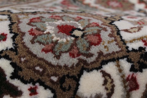 Tabriz Beige Round Hand Knotted 51 X 51 Area Rug 250-23425 Image 9