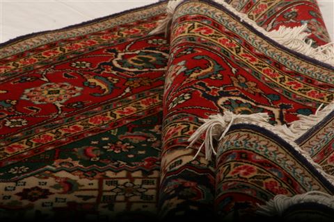 Tabriz Red Hand Knotted 96 X 127 Area Rug 100-23781 Image 3