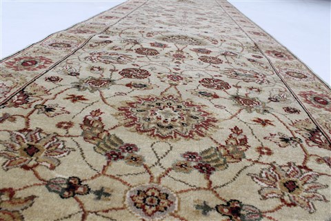 Kashan Beige Runner Hand Knotted 26 X 101 Area Rug 250-23817 Image 4
