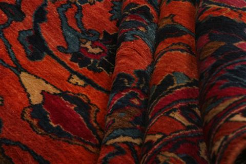 Sarouk Red Hand Knotted 87 X 115 Area Rug 100-25227 Image 3
