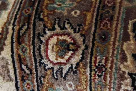Tabriz Beige Hand Knotted 90 X 122 Area Rug 250-25321 Image 10