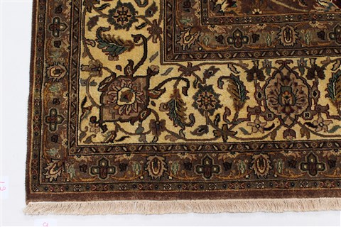 Tabriz Beige Hand Knotted 90 X 122 Area Rug 250-25321 Image 6