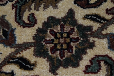 Tabriz Beige Hand Knotted 90 X 122 Area Rug 250-25321 Image 9
