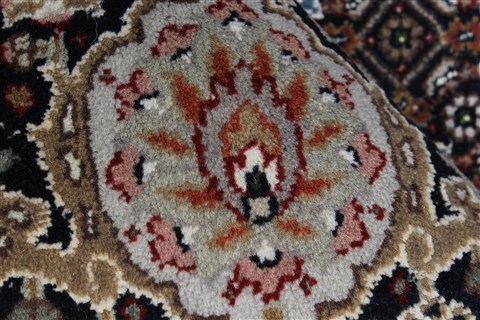 Mahi Black Hand Knotted 82 X 114 Area Rug 250-25824 Image 8