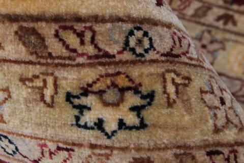 Kashan Beige Hand Knotted 90 X 120  Area Rug 250-25839 Image 10