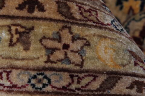 Kashan Beige Hand Knotted 90 X 120  Area Rug 250-25839 Image 9
