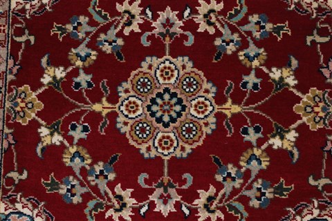 Isfahan Red Runner Hand Knotted 28 X 61 Area Rug 250-25893 Image 4