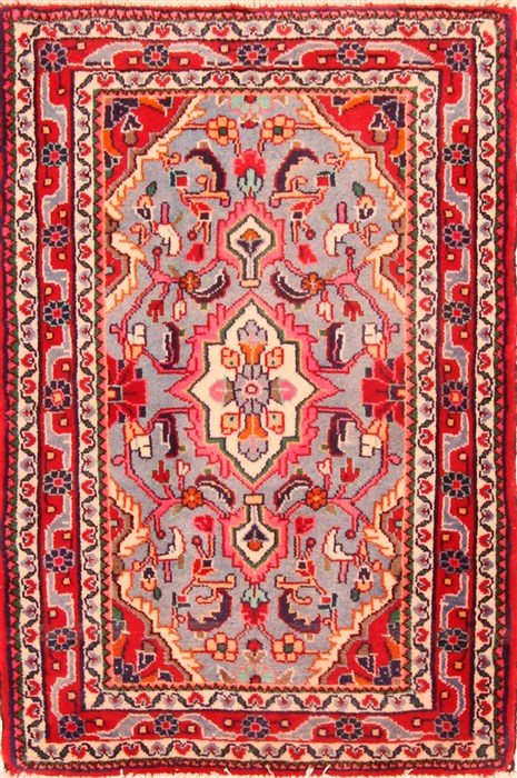 Hamedan Red Hand Knotted 20 X 31  Area Rug 253-26073 Image 0