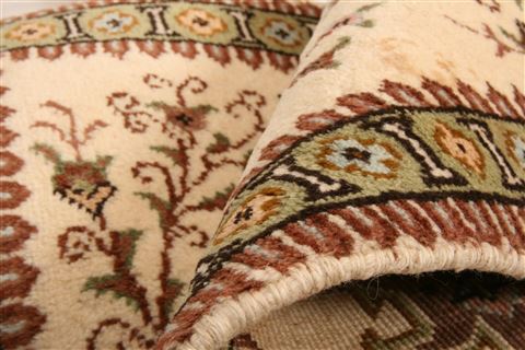 Tabriz Beige Hand Knotted 19 X 28 Area Rug 253-26244 Image 3