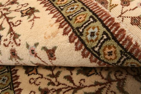 Tabriz Beige Hand Knotted 19 X 28 Area Rug 253-26244 Image 4