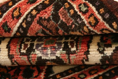 Hamedan Red Square Hand Knotted 18 X 26 Area Rug 253-26275 Image 4