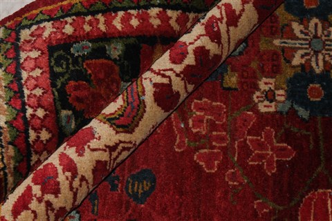 Sarouk Red Hand Knotted 42 X 68 Area Rug 400-26715 Image 4