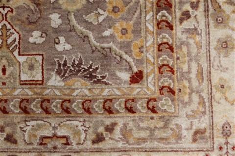 Isfahan Beige Hand Knotted 80 X 101 Area Rug 250-26935 Image 11