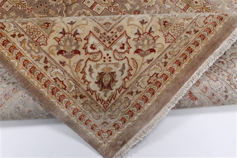 Isfahan Beige Hand Knotted 80 X 101 Area Rug 250-26935 Image 3