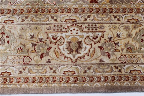 Isfahan Beige Hand Knotted 80 X 101 Area Rug 250-26935 Image 6