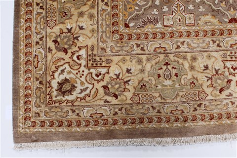 Isfahan Beige Hand Knotted 80 X 101 Area Rug 250-26935 Image 8