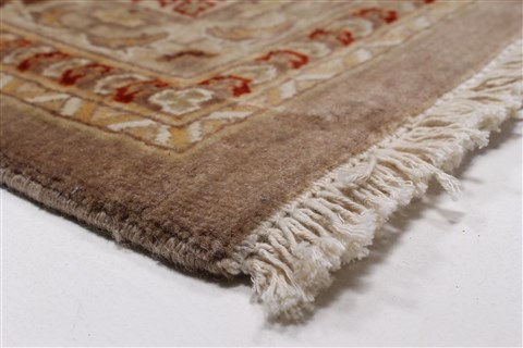 Isfahan Beige Hand Knotted 80 X 101 Area Rug 250-26935 Image 9