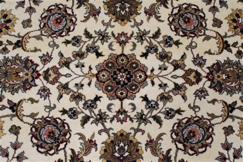 Isfahan White Hand Knotted 510 X 88 Area Rug 250-26938 Image 4