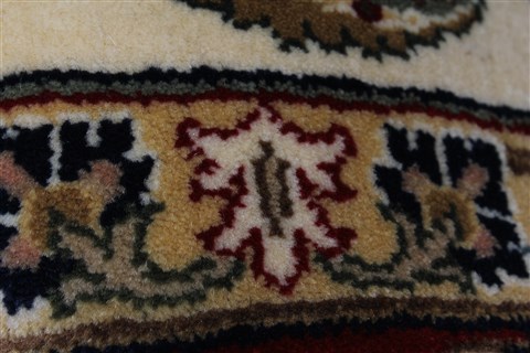 Isfahan White Hand Knotted 510 X 88 Area Rug 250-26938 Image 9