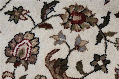 Kashan Beige Hand Knotted 32 X 51 Area Rug 250-27607 Image 8