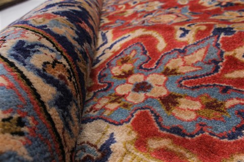 Isfahan Red Hand Knotted 95 X 131 Area Rug 100-27999 Image 3