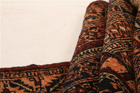 Baluch Red Hand Knotted 30 X 47 Area Rug 253-28287 Image 4