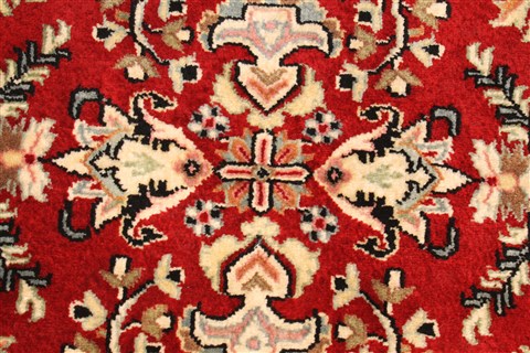 Sarouk Beige Hand Knotted 28 X 40 Area Rug 250-28851 Image 2