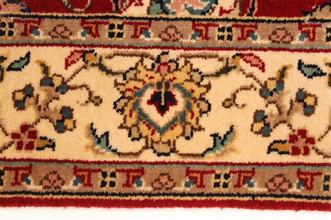 Isfahan Beige Hand Knotted 28 X 41 Area Rug 250-28975 Image 3