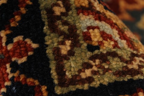 Serapi Red Hand Knotted 26 X 41 Area Rug 250-29048 Image 4