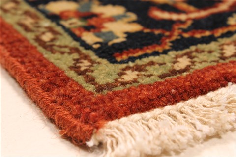 Serapi Red Hand Knotted 26 X 41 Area Rug 250-29048 Image 5