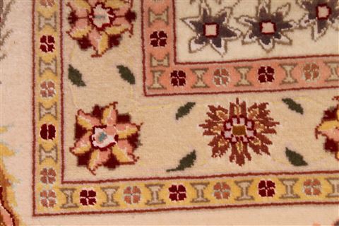 Tabriz Beige Hand Knotted 82 X 119 Area Rug 254-29228 Image 9