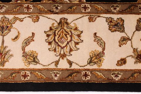 Mahal Beige Hand Knotted 81 X 100 Area Rug 254-29336 Image 8