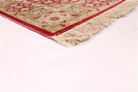 Qum Red Hand Knotted 29 X 40 Area Rug 254-29955 Image 4