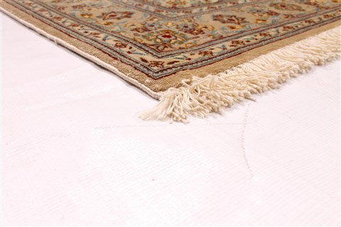 Qum Beige Hand Knotted 27 X 41 Area Rug 254-29965 Image 4