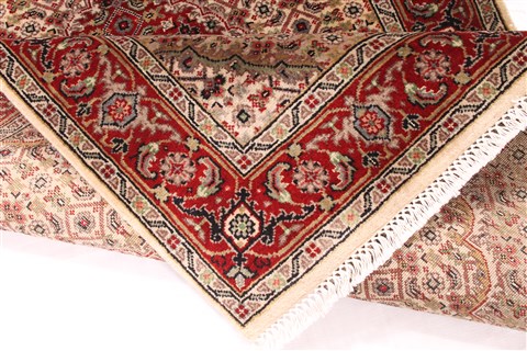 Mahi Red Hand Knotted 30 X 51 Area Rug 254-30064 Image 8