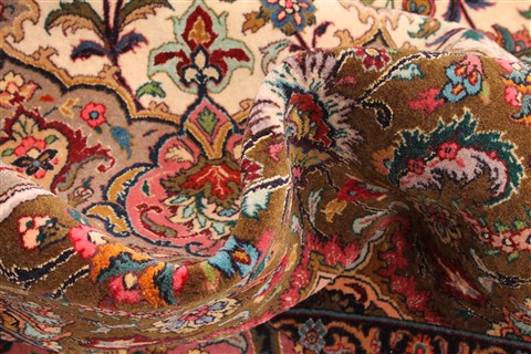 Tabriz Beige Hand Knotted 129 X 177 Area Rug 254-30328 Image 18
