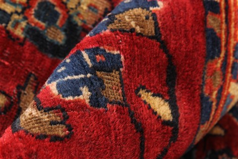 Sarouk Red Hand Knotted 112 X 165 Area Rug 250-30501 Image 4