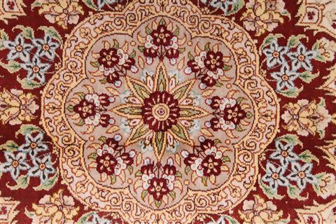 Qum Beige Hand Knotted 44 X 68 Area Rug 254-32085 Image 3