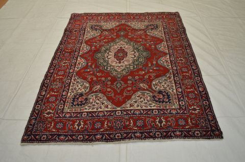Tabriz Red Hand Knotted 45 X 64 Area Rug 100-74771 Image 4